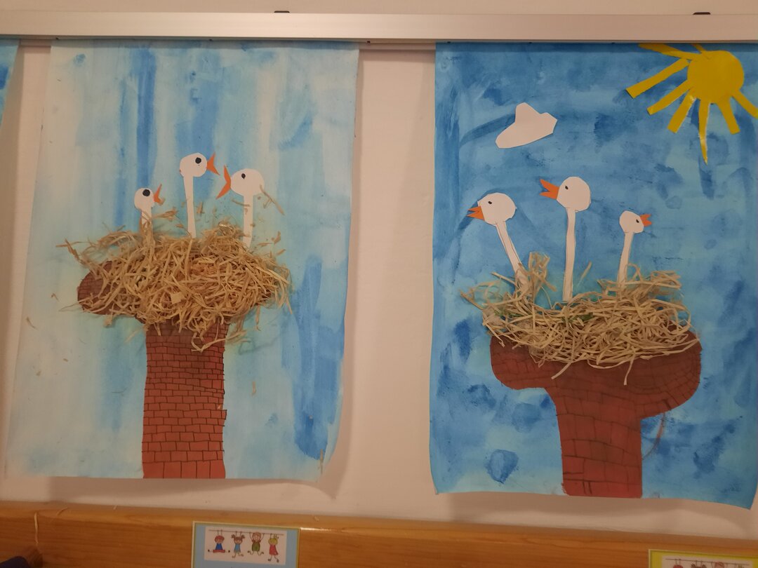 Nette Störche auf den Kaminen