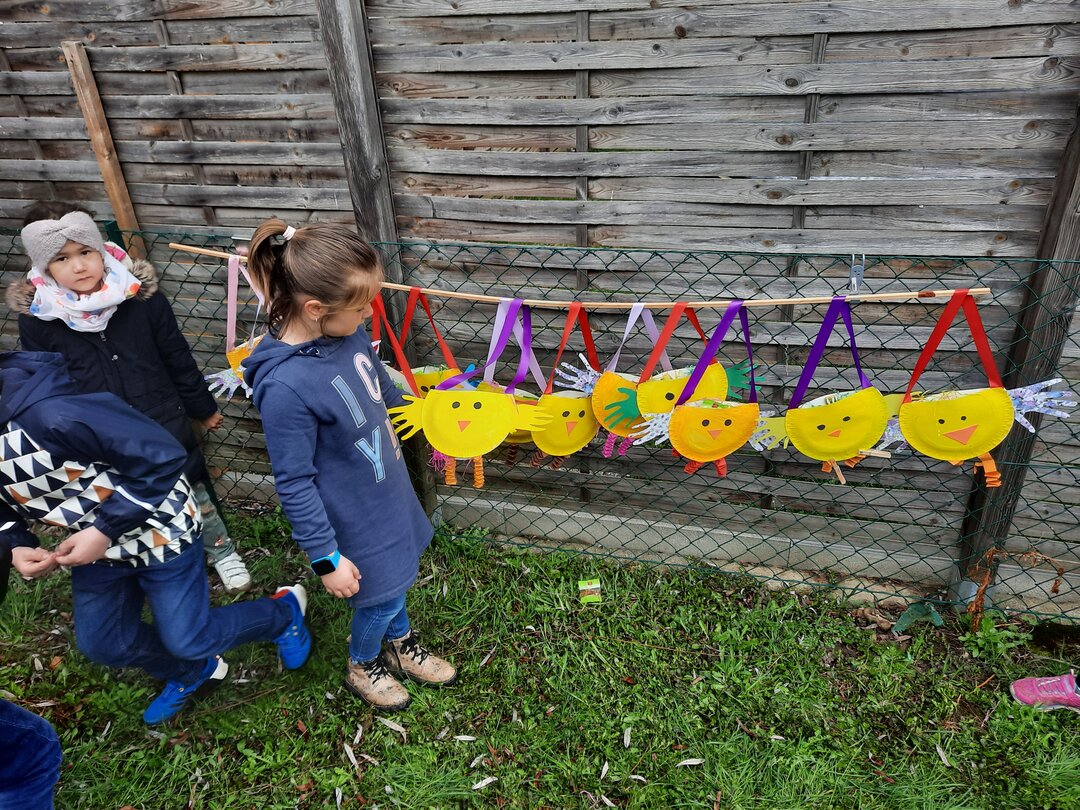 Lustige Kükensuche im Schulgarten
